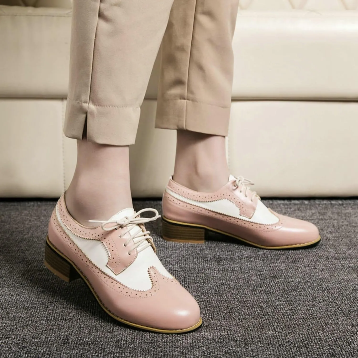 Women's Round Toe Lace-Up Leather Perforated Oxfords Fashion Patchwork Low Chunky Heel Block Wingtip Brogues Pumps Classic Retro Derby Saddle Shoes